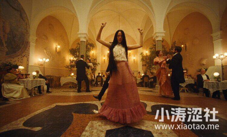 《可怜的东西》 本来是疯狂博士的《美少女梦工厂》，却玩成了食色性也版的《木偶奇遇记》-1