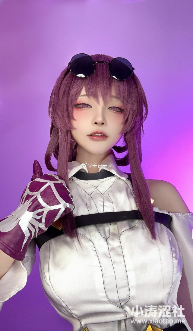 千夜未来cos《崩坏：星穹铁道》卡芙卡，性感杀手绽放崩坏魅力