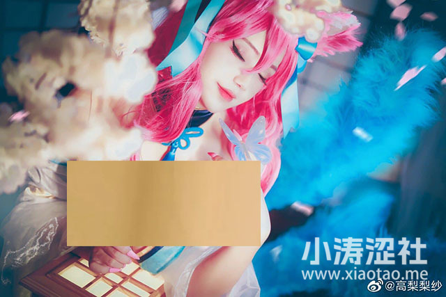 高梨梨纱在《英雄联盟》里面cos“灵魂莲华”阿狸
