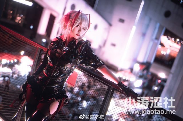 宮本桜cos《明日方舟》W，展现狙击魅影的酷帅迷人