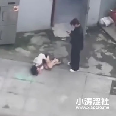 火爆了！黑衣男抱摔白衣（掉楼）颠婆事件_黑料正能量