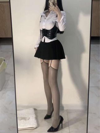 抖音小芋泥微密圈作品解析，她的付费资源值得观看吗？