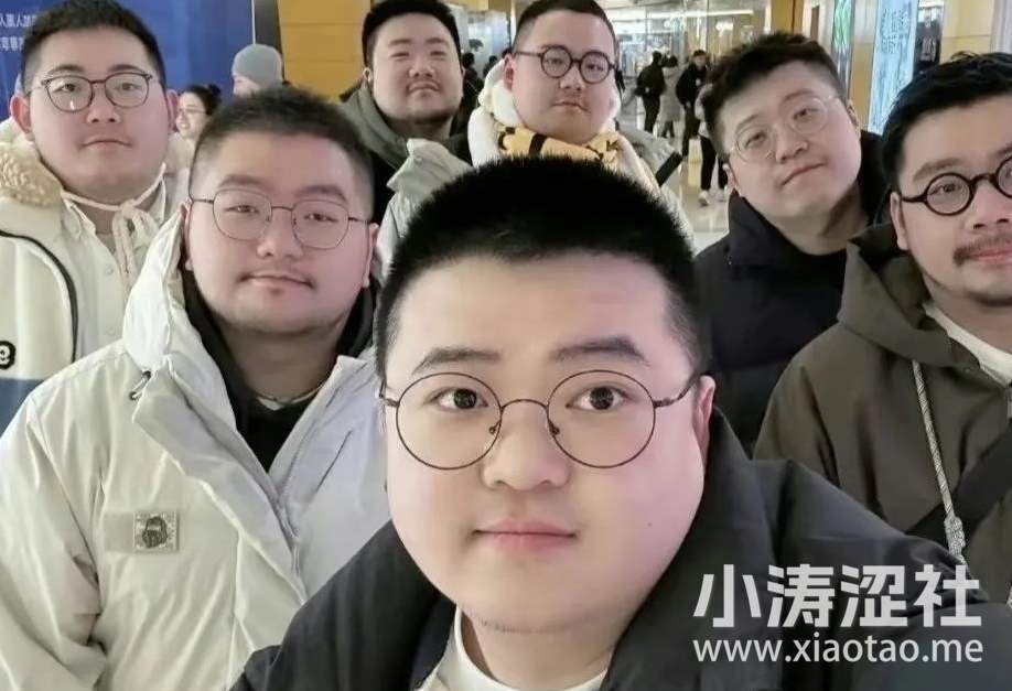 因为长相“顶配”，被男人疯狂骚扰的老哥成了“同”圈天菜！_黑料正能量