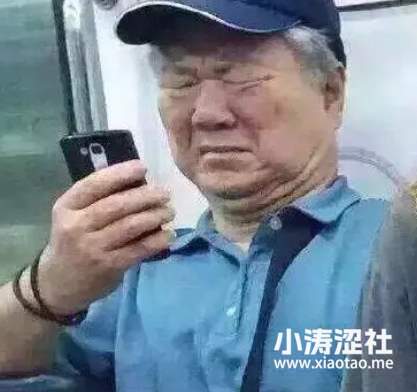 辣眼睛！肥宅男穿粉色JK+白丝+高跟鞋在小姐姐家门口搔首弄姿_黑料正能量
