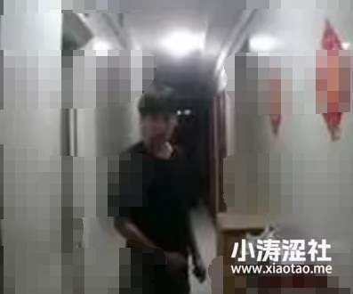 辣眼睛！肥宅男穿粉色JK+白丝+高跟鞋在小姐姐家门口搔首弄姿_黑料正能量
