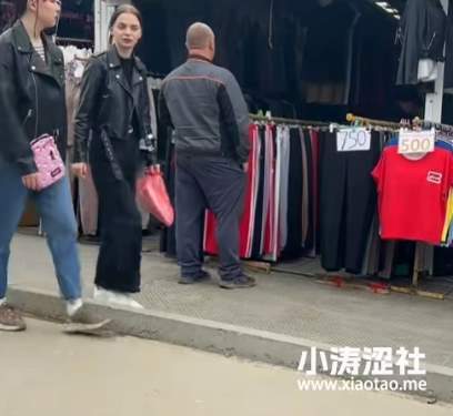 光天化日送毛妹罩子的“袜子哥”到底有多离谱？_黑料正能量
