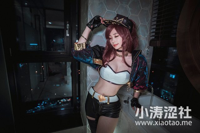 韩国女coser@BamBi在《英雄联盟》中cos“离群之刺”阿卡丽
