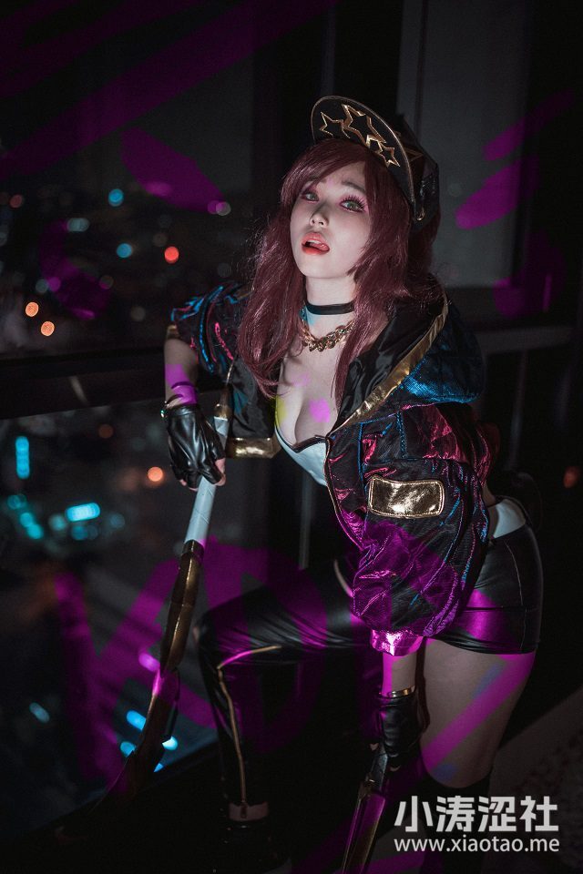 韩国女coser@BamBi在《英雄联盟》中cos“离群之刺”阿卡丽