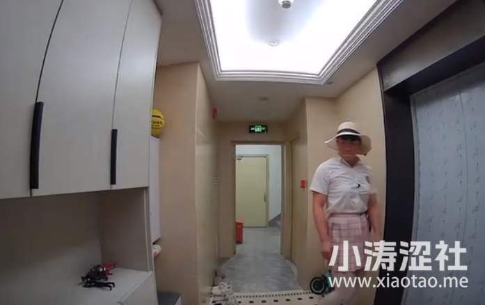 辣眼睛！肥宅男穿粉色JK+白丝+高跟鞋在小姐姐家门口搔首弄姿_黑料正能量