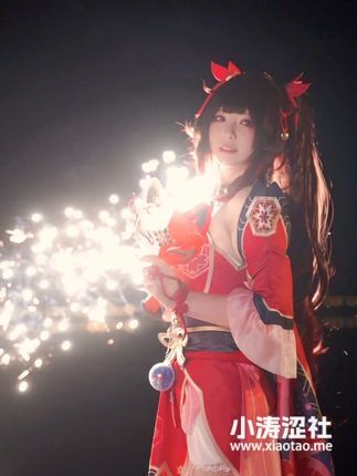 半半子cos镇海魅魔利兹柴郡凤鸣春晓等套图，魅魔利兹与凤鸣春晓cos图集大放送