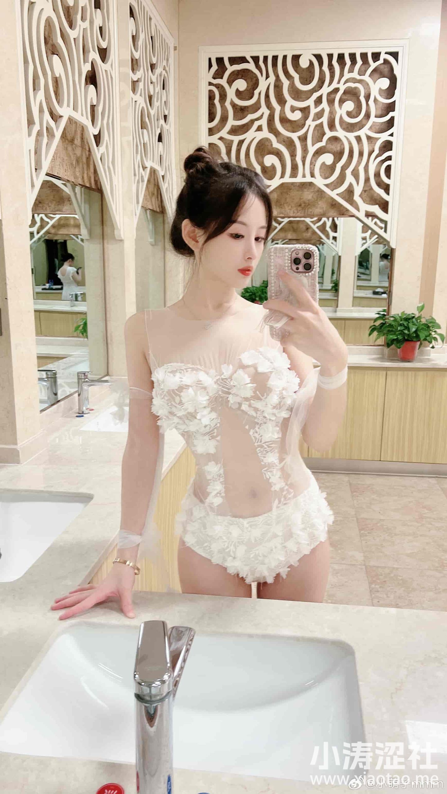 抖音小萌子微密圈的游泳视频作品，富胶原蛋白肌肤让你心动不已
