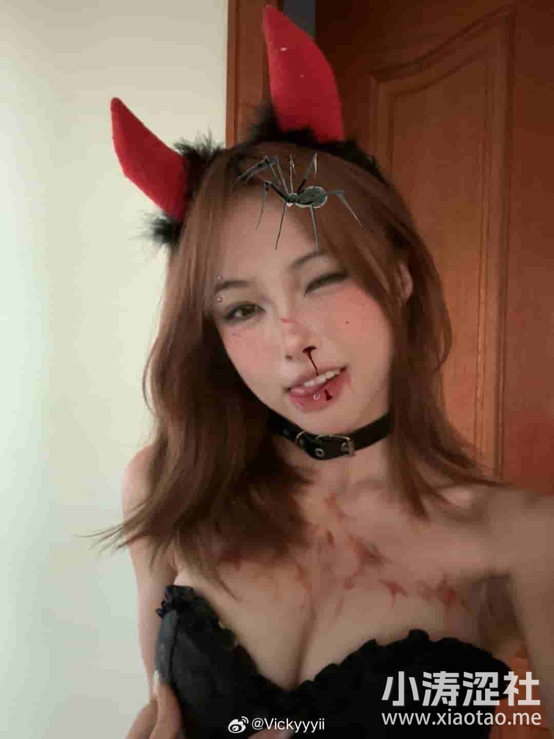 vickyyyiii微密圈作品资源身披雪白长袍，展现斯拉夫韵味与温暖