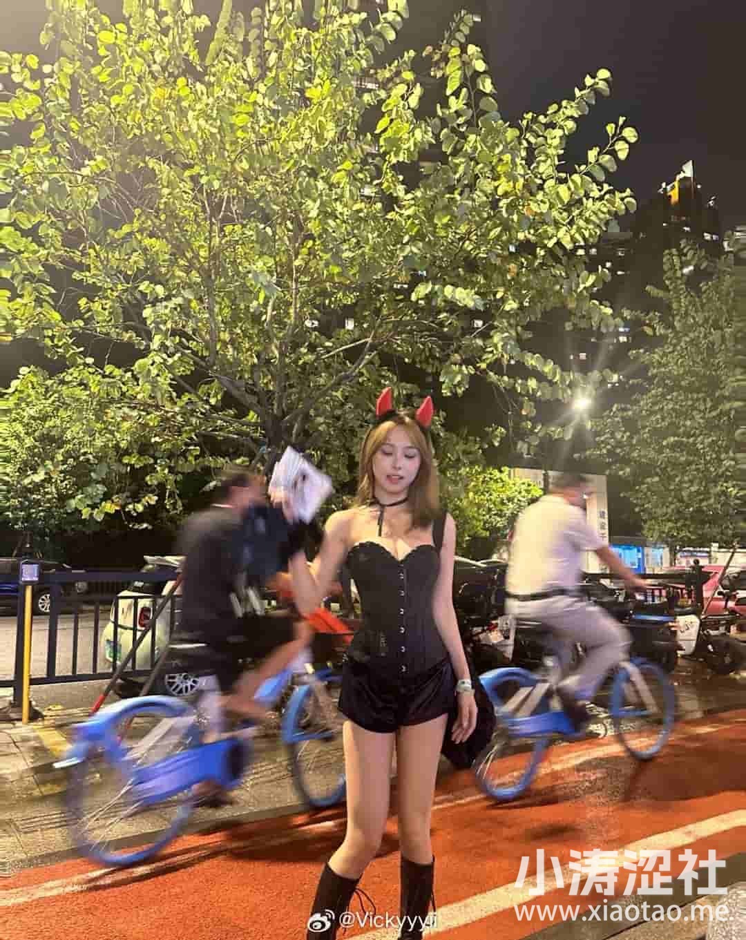 vickyyyiii微密圈作品资源身披雪白长袍，展现斯拉夫韵味与温暖