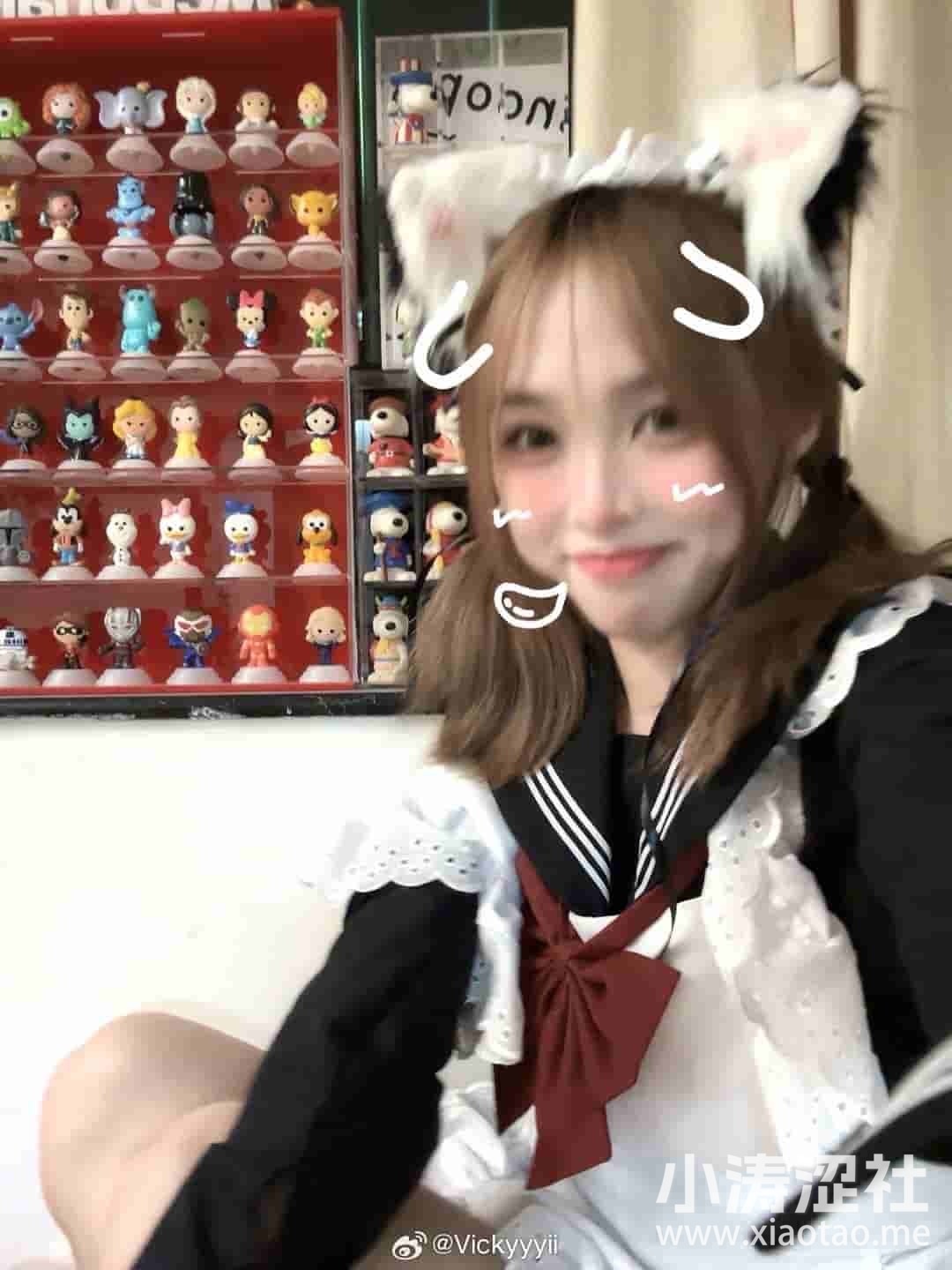 vickyyyiii微密圈作品资源身披雪白长袍，展现斯拉夫韵味与温暖
