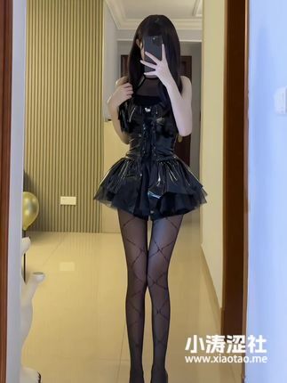 猫梨梨cc微密圈付费图资源，浅粉吊带连衣裙引领轻盈优雅潮流