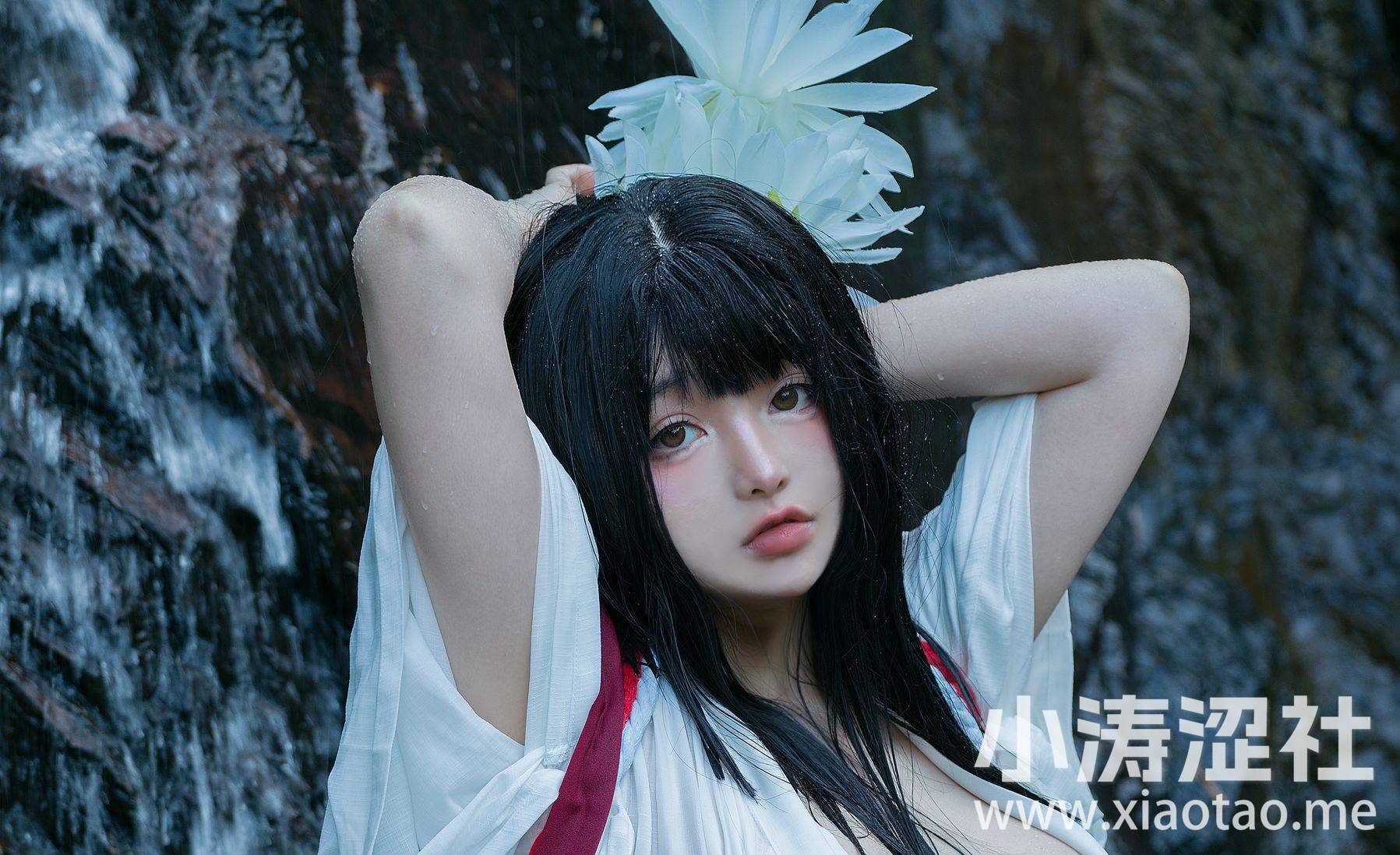 ninja阿寨寨反差萌女神，领带衬衫与黑白连衣裙展现丰腴身材-1