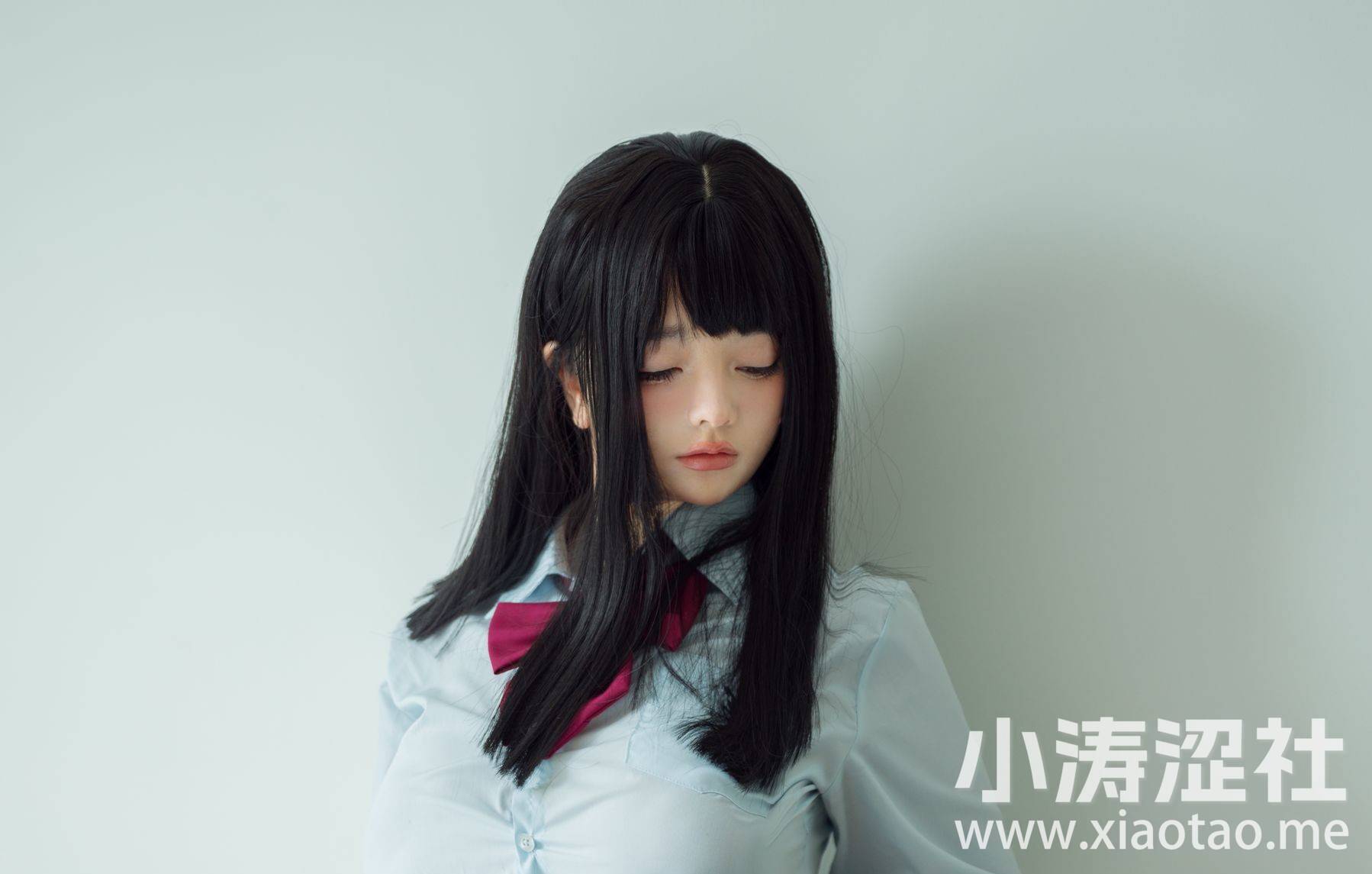 ninja阿寨寨反差萌女神，领带衬衫与黑白连衣裙展现丰腴身材-1