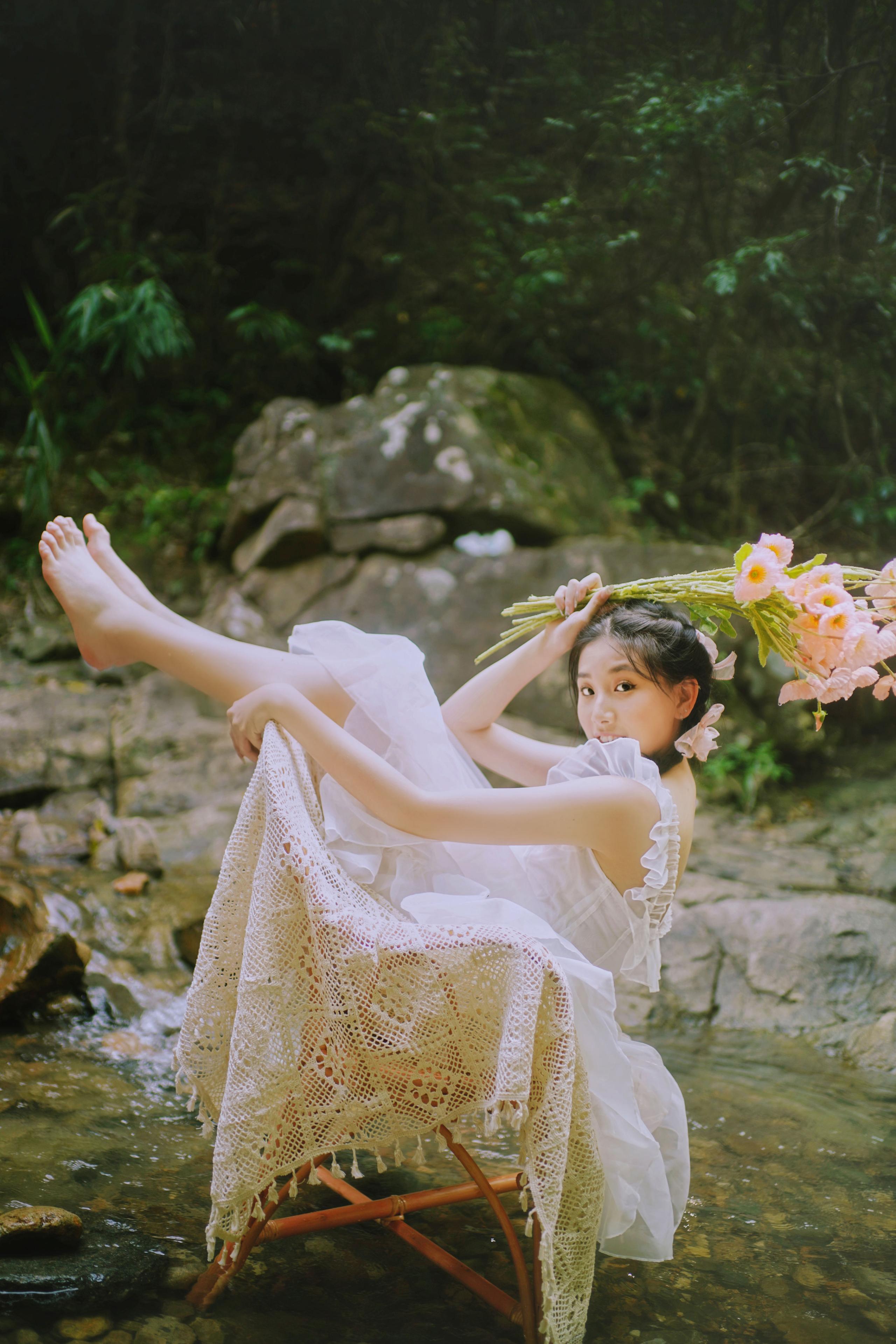 溪流少女 小清新 小溪流水 山林 少女 花